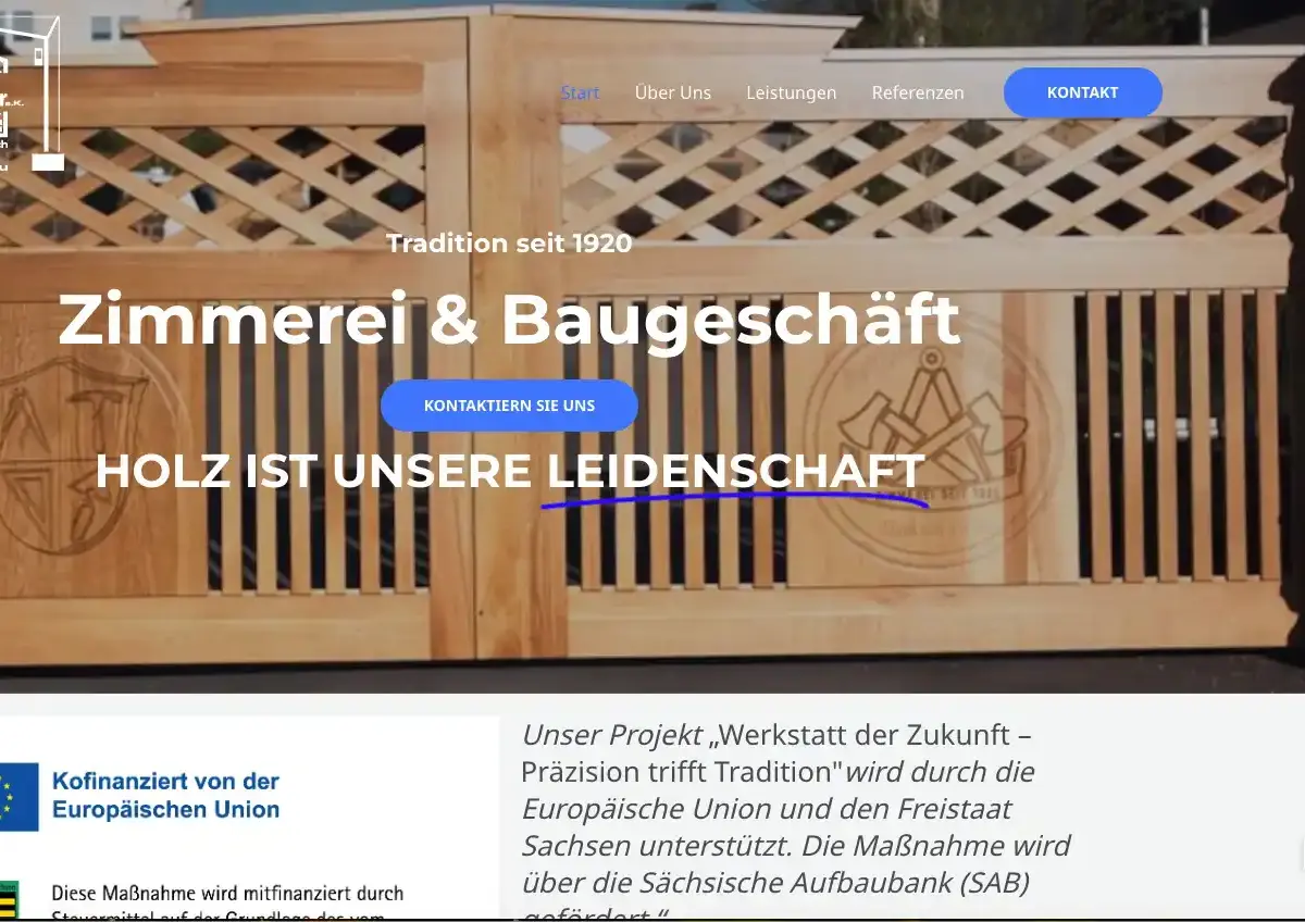 Ein Holztor mit dekorativen Schnitzereien steht vor einer Geschäftswebsite für Zimmerei & Baugeschäft Arthur Müller. Der Text hebt Tradition, Handwerkskunst und Informationen zur EU-Kofinanzierung unten links hervor.