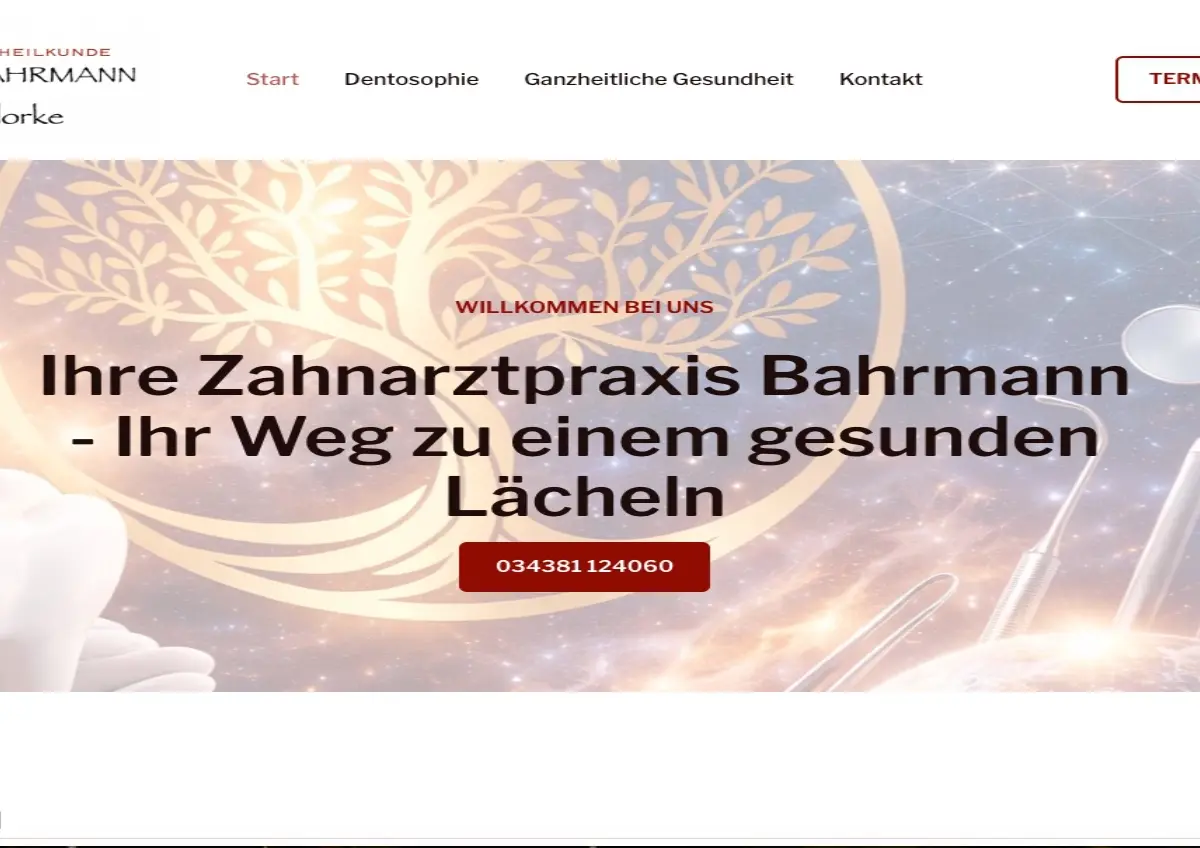 Screenshot einer Zahnklinik-Website mit einer Willkommensnachricht, dem Kliniknamen, einer Grafik mit einem lächelnden Gesicht, zahnmedizinischen Werkzeugen und einer Schaltfläche zur Terminvereinbarung. Der Hintergrund zeigt ein leichtes abstraktes medizinisches Design.